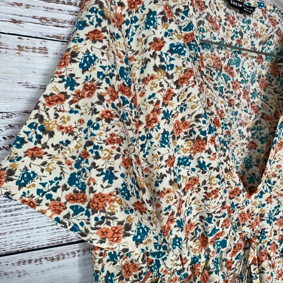 Shein floral blouse. Size L - Picture 5 of 8
